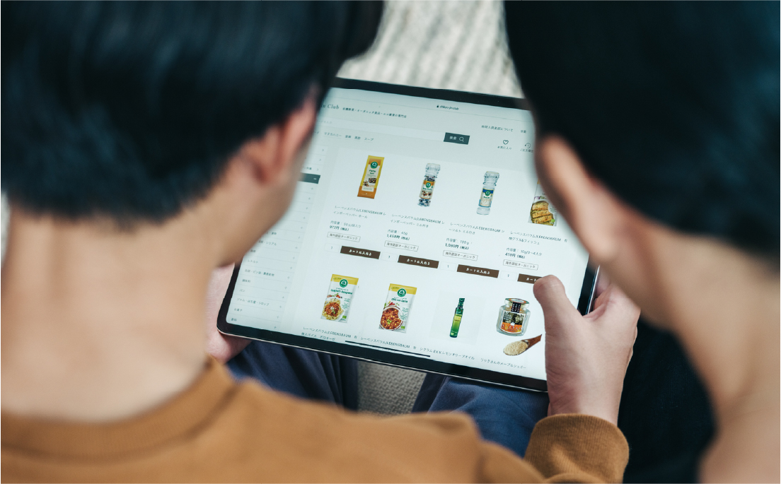 タブレットで、商品を選ぶ様子