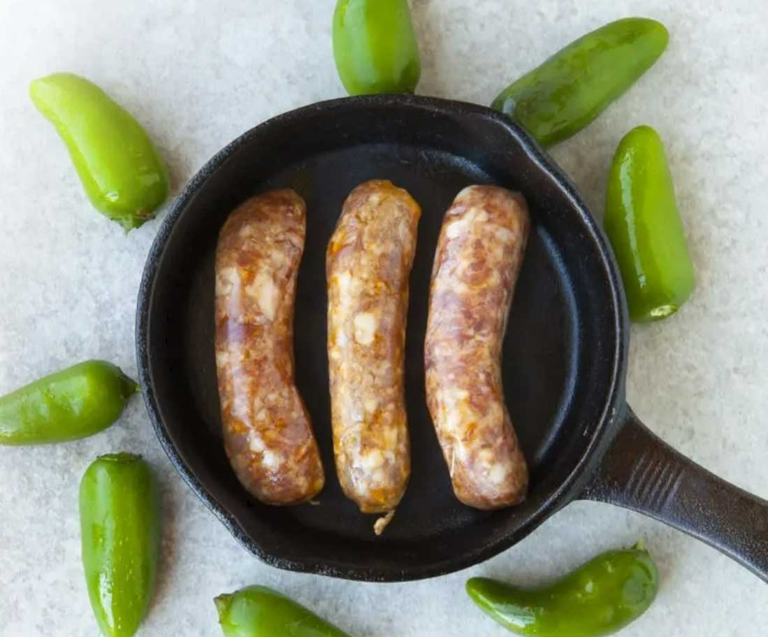スキレットで焼かれたゴーバルの粗挽きソーセージ