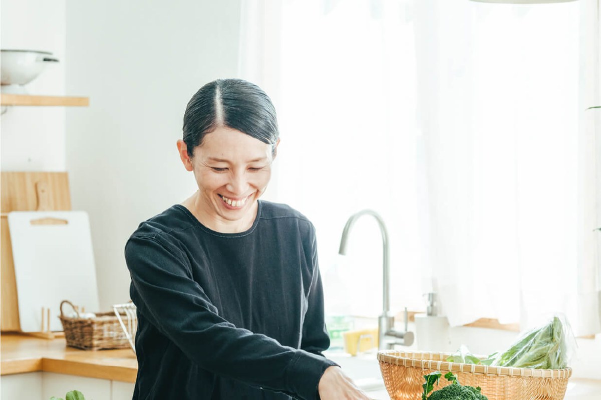 台所で野菜を選ぶ様子