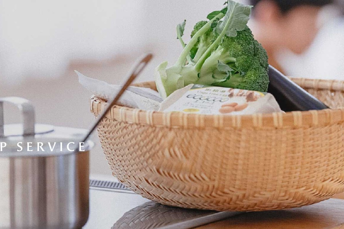 かごに入った野菜と商品パッケージ。表示を確認する
